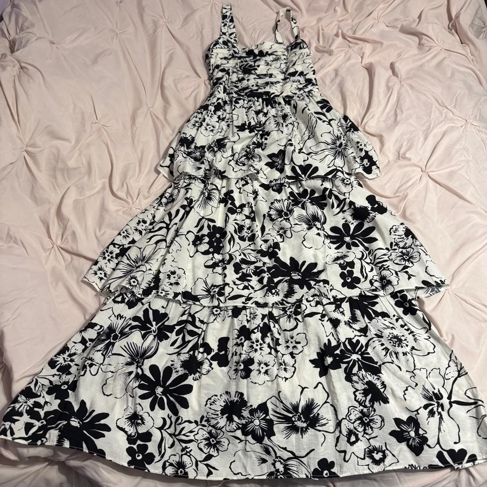 Abercrombie & Fitch Tall Black & White Floral Tiered Maxi Dress - Picture 3 of 10